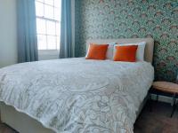 Habitación con cama extragrande y vistas al mar