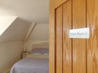 Zimmer mit Kingsize-Bett und Gartenblick.