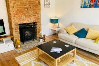 B&B Cowes - No43: Versatile 4BR coastal home with summer house - Bed and Breakfast Cowes