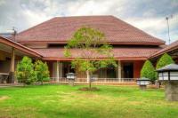 Kartika Syariah Guest House - Bed and Breakfast Surakarta