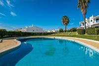 3 bedroom apartment in Oura Albufeira with amazing pool at walking distance to beach, strip and old town, WIFI and AC, private condo - B&B Albufeira