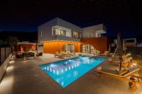 Villa SEVEN HEARTS with heated pool and basketball court near Split - Chambres d'hôtes Kutleše