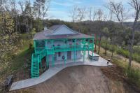 B&B Sevierville - Log Cabin, View, Private 5 Acres, Hot Tub, Firepit, Family Retreat, 4BR 3BA, Sleeps 12 - Bed and Breakfast Sevierville