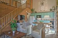 B&B Branson - Stylish Branson Townhome 3 Mi to Theatre District - Bed and Breakfast Branson