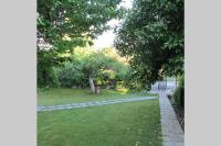 Τraditional fully detached villa on a luxurious hillock of Thessaloniki with its own garden also for family & wedding gatherings for 10 to 25 people only 15 minutes from airport - B&B