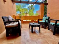 Sunny 2Bed Resort Style Apartment New Golden Mile Estepona FREE PARKING WIFI & AIRCON - Chambres d'hôtes Estepona