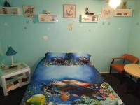 Habitación con cama grande