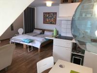 Estudio con balcón