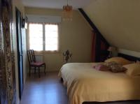 Zimmer mit Kingsize-Bett und Gartenblick. 