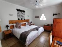 Zweibettzimmer mit Poolblick