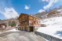 Chalet Himalaya , 10 Person Chalet with 5 ensuite bedrooms and outdoor jacuzzi in Meribel Centre - B&B