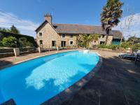 B&B Saint-Quentin-sur-le-Homme - CHAMBRES D'HOTES AVEC PISCINE AUX AGAPANTHES DE CROMEL - Mont Saint Michel - Bed and Breakfast Saint-Quentin-sur-le-Homme