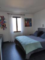 Zimmer mit Queensize-Bett und Gartenblick