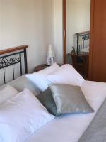 Zimmer mit Kingsize-Bett und Balkon