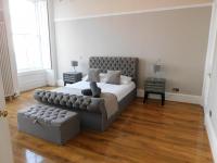 WEST END - Stunning, spacious, 3 bedroom, main door flat with private parking - B&B Glasgow