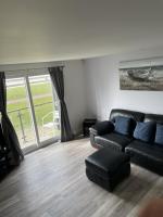 B&B Llanelli - Beach Front Ground Floor Apartment - Bed and Breakfast Llanelli