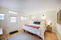 Zimmer mit Kingsize-Bett und Gartenblick. 