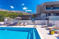 Villa Diva with 7 bedrooms, heated pool, sauna and fun zone, sea views - B&B Podstrana