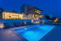 Villa Diva with 7 bedrooms, heated pool, sauna and fun zone, sea views - B&B Podstrana