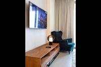 A Luxury Aprt 2 bedrooms Balcony with wonderful view Mall access hi speed WIFI Beach access & much more for Family Only - Chambres d'hôtes Rayyā