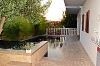 Ground floor apartment with a private pool - B&B Okrug Donji