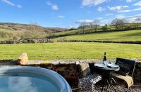 B&B Stanton in Peak - Romantic four poster Cottage private outdoor Hot Tub & Sauna at Harthill Hall plus private daily use of indoor pool and sauna 1 hour per day - Bed and Breakfast Stanton in Peak