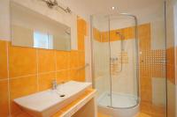 Vierbettzimmer mit Gartenblick