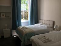 3 Bed Central Apartment - Pet Friendly & Parking - Bed and Breakfast