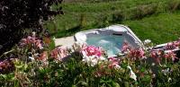A4 km de Megève très joli studio avec jacuzzi ,vue sur les montagnes au calme - Chambres d’hôtes