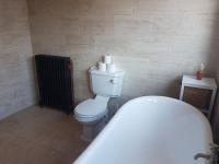 Zimmer mit Kingsize-Bett und Gartenblick. 