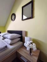 Zimmer mit Kingsize-Bett und Bergblick