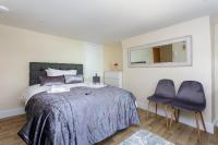 Deluxe One-Bedroom Apartment