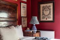 Habitación con cama extragrande.