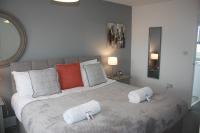 B&B Birmingham - Berwicks House - NEC & Airport - Stylish 3-bed house with garden - Bed and Breakfast Birmingham