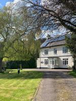 B&B Honiton - Ideally located Luxury Country Escape-The Lookout-with private garden dog friendly and private hot tub - Bed and Breakfast Honiton