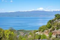 Appartamento con Balcone e Vista Lago