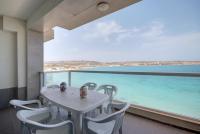 Beachfront Pretty Holiday Home - B&B Mellieħa