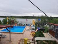Zimmer mit Queensize-Bett und Poolblick