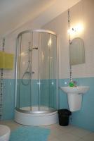 Tweepersoonskamer met 2 Aparte Bedden en Eigen Badkamer