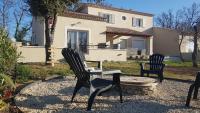 Le JARDIN DES DELIS gite NEUF avec piscine bio UV - B&B