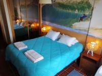 Dvokrevetna soba s bračnim krevetom sa zajedničkom kupaonicom i pogledom na more
