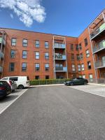 2 Double beds OR 4 Singles, 2 Bathrooms, FREE PARKING, Smart TV's, Close to Gunwharf Quays, Beach & Historic Dockyard - B&B