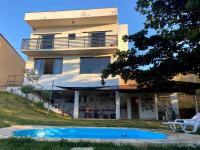 Casa com piscina fundo pra represa e AR Condicionado CasinhaBrancaDeVaranda - B&B