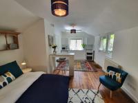 Gorgeously Secluded - The Hideaway with pool - Bed and Breakfast Lyonshall