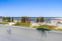 Luxury 5-floor Unit with Ocean Views near Beach - Bed and Breakfast Caloundra