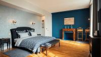 Habitación con cama extragrande y vistas al jardín