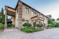 Constantia Manor Guest House - Bed and Breakfast