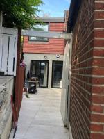 Self contained ensuite double bedroom with own entrance FREE OFF STREET PARKING - Chambres d'hôtes Londres