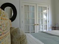 Zimmer mit Queensize-Bett und Gartenblick