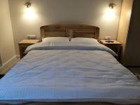 Habitación con cama grande y balcón